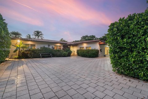 House in North Miami, Florida 4 bedrooms, 228.54 sq.m. № 2390434 - photo 7