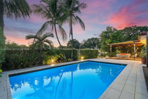 House in North Miami, Florida 4 bedrooms, 228.54 sq.m. № 2390434 - photo 5
