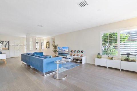 House in North Miami, Florida 4 bedrooms, 228.54 sq.m. № 2390434 - photo 20