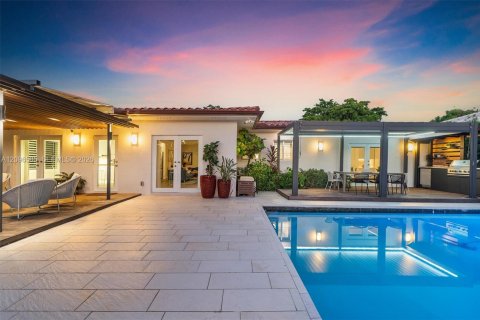 House in North Miami, Florida 4 bedrooms, 228.54 sq.m. № 2390434 - photo 4