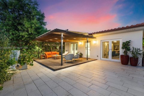 House in North Miami, Florida 4 bedrooms, 228.54 sq.m. № 2390434 - photo 9
