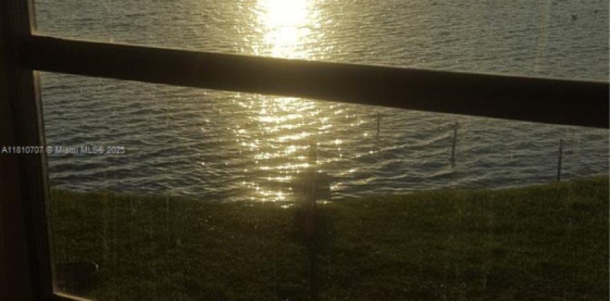 Estudio en el Condominio en Miami, Florida № 2034589