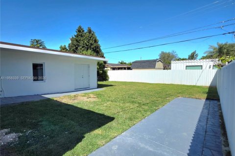 Casa en alquiler en Miami, Florida, 2 dormitorios, 155.33 m2 № 2018041 - foto 11