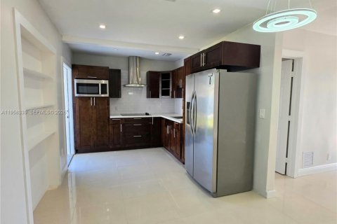 Casa en alquiler en Miami, Florida, 2 dormitorios, 155.33 m2 № 2018041 - foto 3