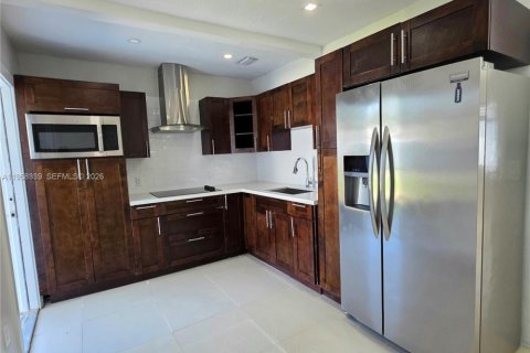 Casa en alquiler en Miami, Florida, 2 dormitorios, 155.33 m2 № 2018041 - foto 2