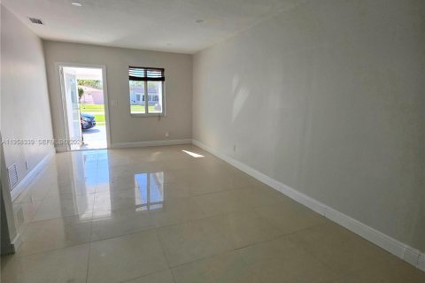 Casa en alquiler en Miami, Florida, 2 dormitorios, 155.33 m2 № 2018041 - foto 8