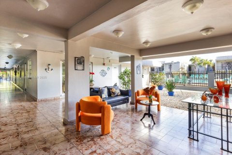 Condo in Miami, Florida, 1 bedroom  № 1809792 - photo 13