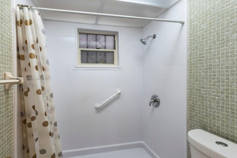 Condo in Miami, Florida, 1 bedroom  № 1809792 - photo 8