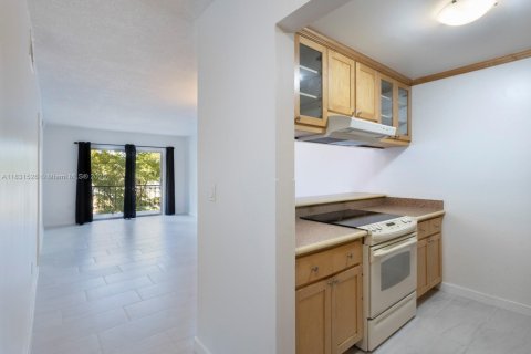 Condo in Miami, Florida, 1 bedroom  № 1809792 - photo 1