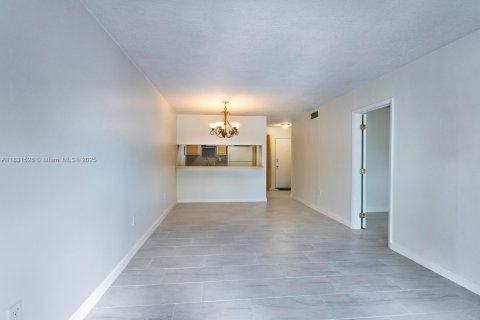 Condo in Miami, Florida, 1 bedroom  № 1809792 - photo 6