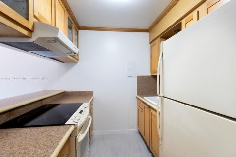 Condo in Miami, Florida, 1 bedroom  № 1809792 - photo 2