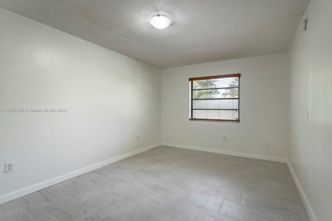 Condo in Miami, Florida, 1 bedroom  № 1809792 - photo 9