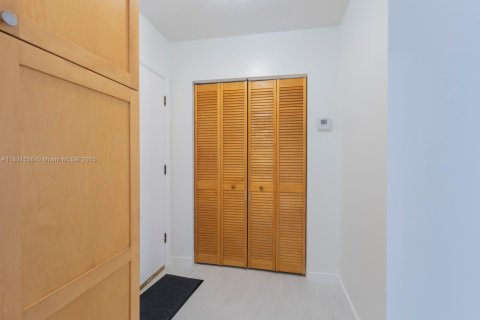 Condo in Miami, Florida, 1 bedroom  № 1809792 - photo 11