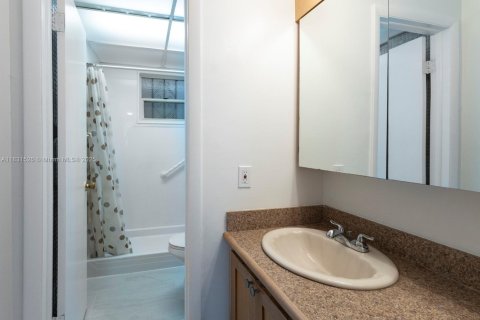 Condo in Miami, Florida, 1 bedroom  № 1809792 - photo 10