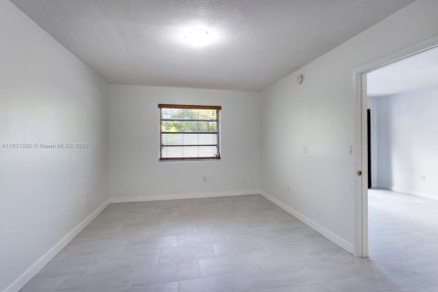 Condo in Miami, Florida, 1 bedroom  № 1809792 - photo 7