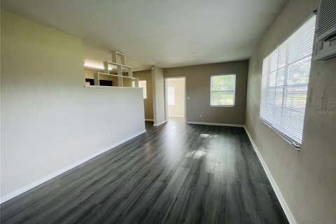 Villa ou maison à louer à Winter Haven, Floride: 2 chambres, 84.73 m2 № 2428800 - photo 4