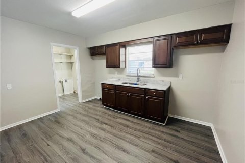 Villa ou maison à louer à Winter Haven, Floride: 2 chambres, 84.73 m2 № 2428800 - photo 6
