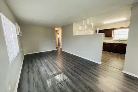 Villa ou maison à louer à Winter Haven, Floride: 2 chambres, 84.73 m2 № 2428800 - photo 8