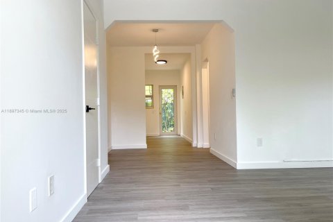 Villa ou maison à louer à Miami Beach, Floride: 1 chambre, 70.61 m2 № 1949619 - photo 1