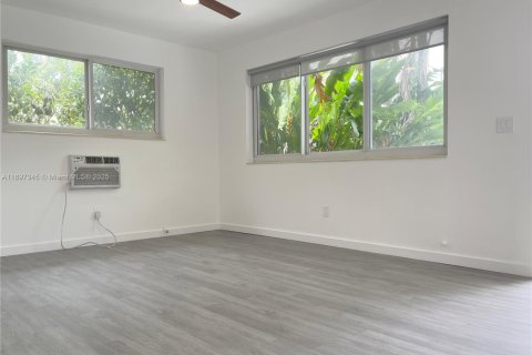 Villa ou maison à louer à Miami Beach, Floride: 1 chambre, 70.61 m2 № 1949619 - photo 2