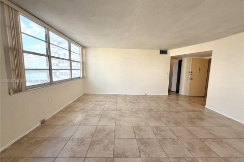 Снять в аренду кондоминиум в Майами, Флорида 2 спальни, 105.91м2, № 2145789 - фото 11
