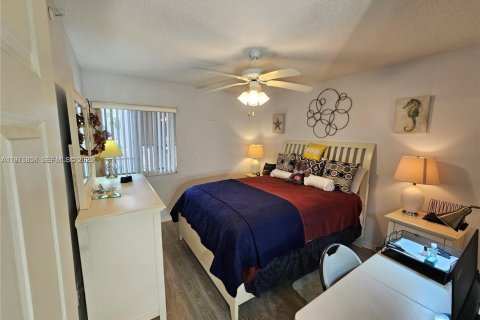 Condo in Tamarac, Florida, 2 bedrooms № 2079493 - photo 20