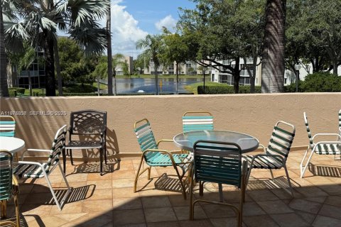 Condo in Tamarac, Florida, 2 bedrooms № 2079493 - photo 2