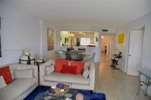 Condo in Tamarac, Florida, 2 bedrooms № 2079493 - photo 10