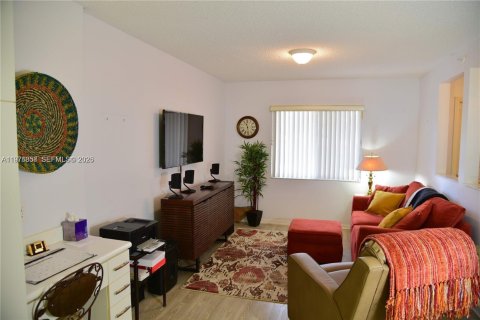 Condo in Tamarac, Florida, 2 bedrooms № 2079493 - photo 5