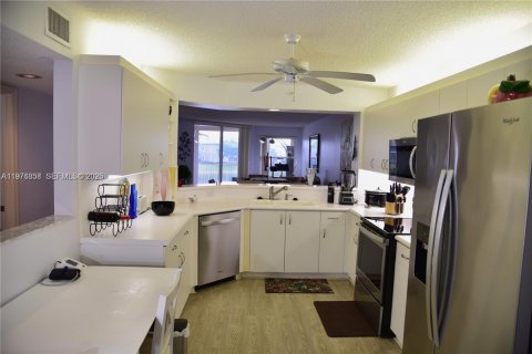 Condo in Tamarac, Florida, 2 bedrooms № 2079493 - photo 6