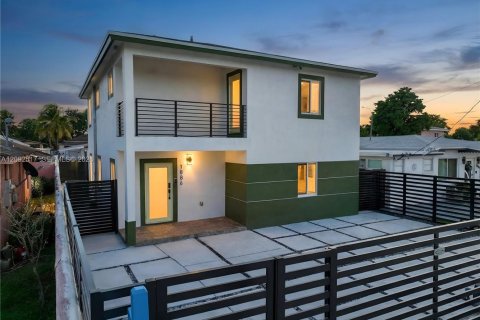 House in Miami, Florida 4 bedrooms, 210.89 sq.m. № 2376475