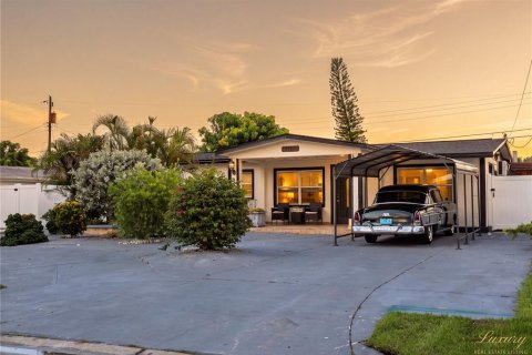 Casa en Tampa, Florida 5 dormitorios, 155.05 m2 № 2349271