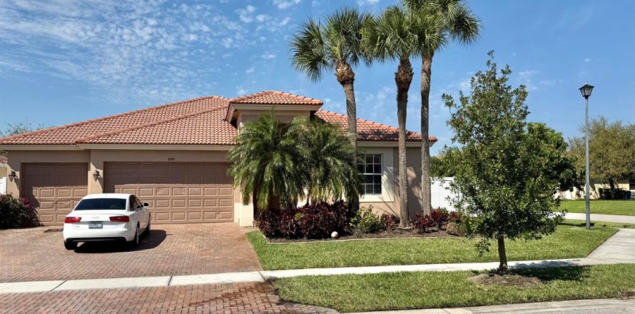 House in St. Lucie, Florida 4 bedrooms, 256.32 sq.m. № 2187385