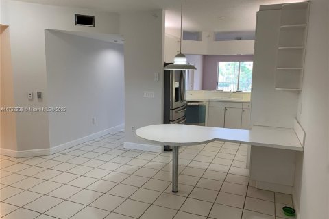 Condo in Doral, Florida, 3 bedrooms  № 1860335 - photo 1