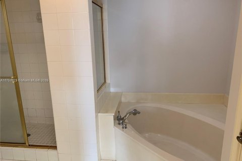 Condo in Doral, Florida, 3 bedrooms  № 1860335 - photo 9