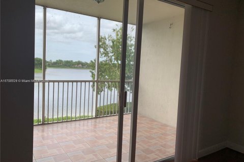 Condo in Doral, Florida, 3 bedrooms  № 1860335 - photo 10