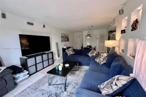Condo in Hialeah, Florida, 1 bedroom № 1950065 - photo 15