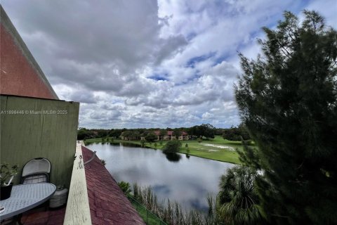 Condo in Hialeah, Florida, 1 bedroom № 1950065 - photo 16