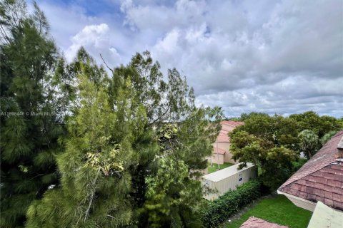 Condo in Hialeah, Florida, 1 bedroom № 1950065 - photo 8