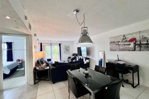 Condo in Hialeah, Florida, 1 bedroom № 1950065 - photo 9