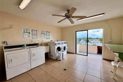 Condo in Hialeah, Florida, 1 bedroom № 1950065 - photo 17