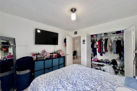 Condo in Hialeah, Florida, 1 bedroom № 1950065 - photo 4