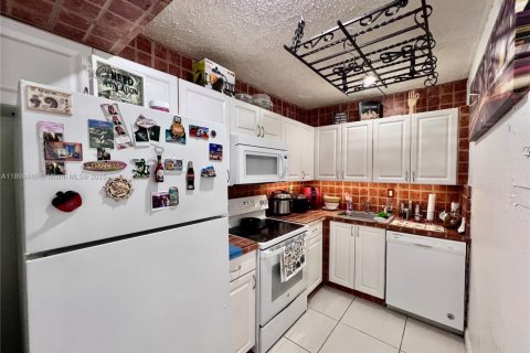 Condo in Hialeah, Florida, 1 bedroom № 1950065 - photo 3