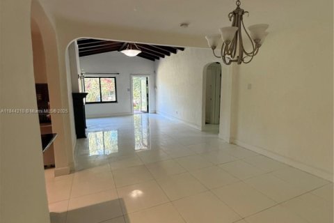 Casa en alquiler en Miami, Florida, 3 dormitorios, 193.14 m2 № 1842516 - foto 5