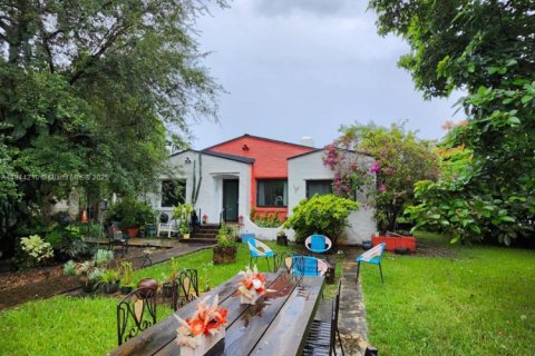 Casa en alquiler en Miami, Florida, 3 dormitorios, 193.14 m2 № 1842516 - foto 1