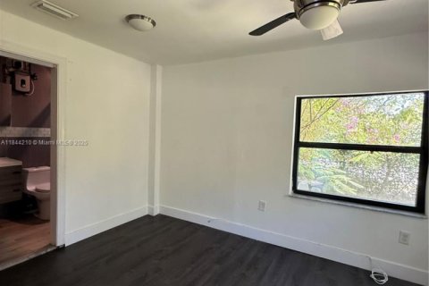 Casa en alquiler en Miami, Florida, 3 dormitorios, 193.14 m2 № 1842516 - foto 12