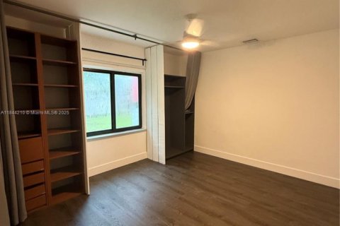 Casa en alquiler en Miami, Florida, 3 dormitorios, 193.14 m2 № 1842516 - foto 26