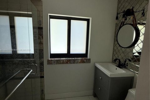 Casa en alquiler en Miami, Florida, 3 dormitorios, 193.14 m2 № 1842516 - foto 13