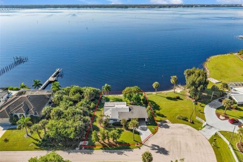 Villa ou maison à Port Charlotte, Floride 3 chambres, 129.97 m2 № 2371246