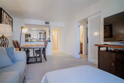 Condominio en alquiler en Miami Beach, Florida, 2 dormitorios, 75.25 m2 № 2023215 - foto 2